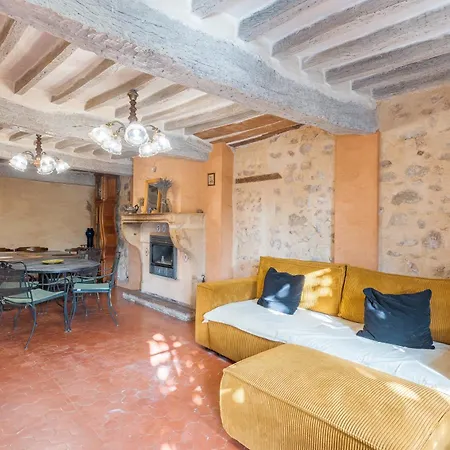 Holiday home Demeure Vigneronne Avec Jardin Tavernes