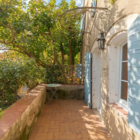 Holiday home Demeure Vigneronne Avec Jardin Tavernes